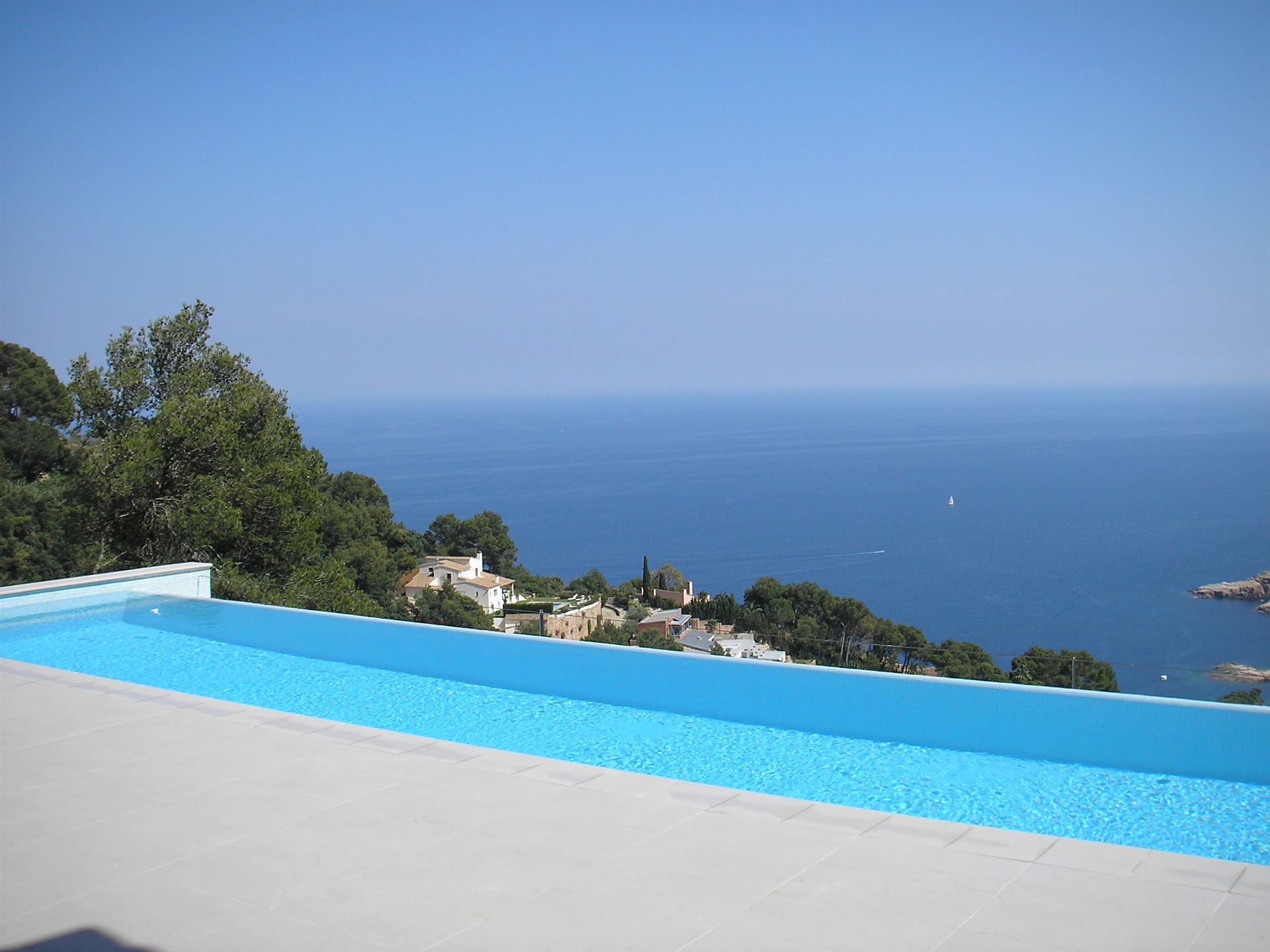 Piscina desbordante con vistas al mar en la Costa Brava