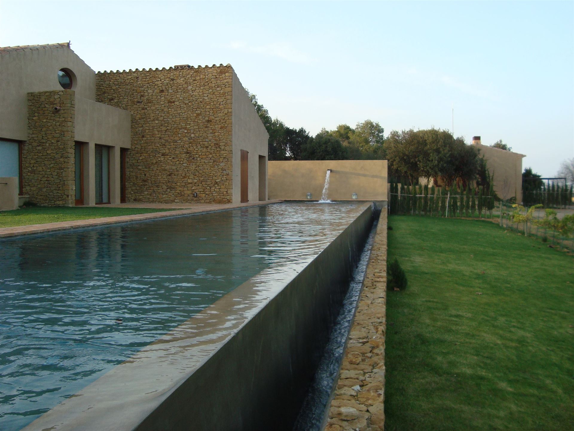 Ix-sis overflow pool