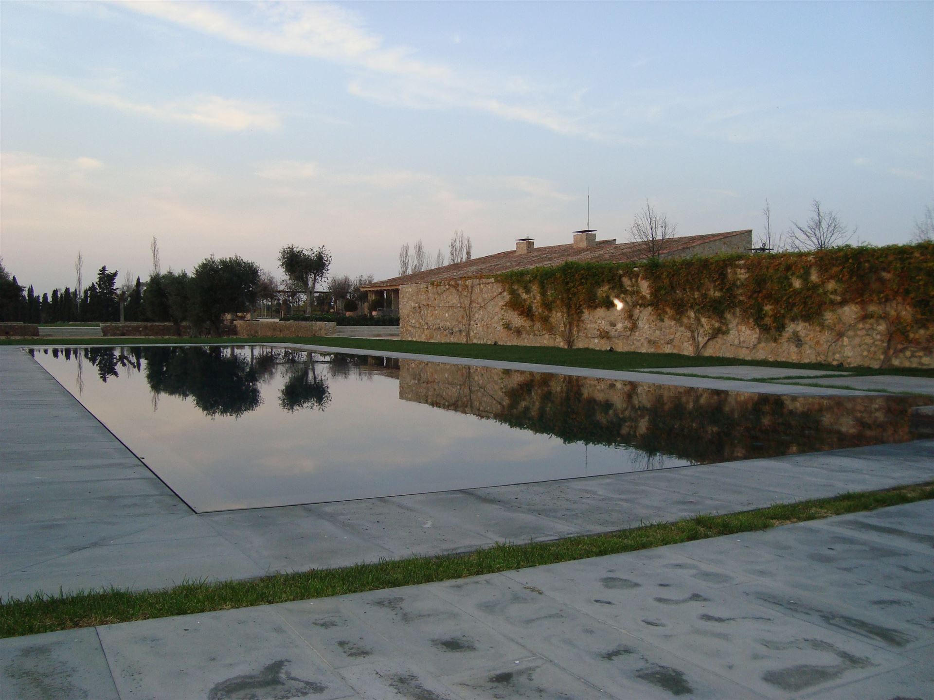 Piscina desbordante que refleja el cielo