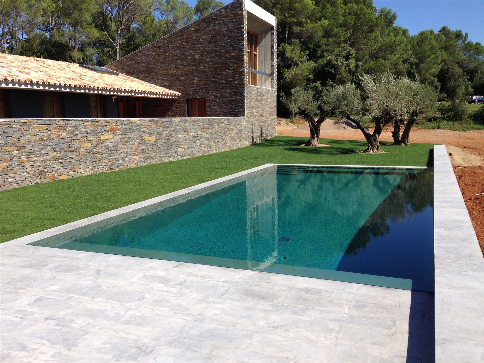 Piscina oscura de líneas minimalistas