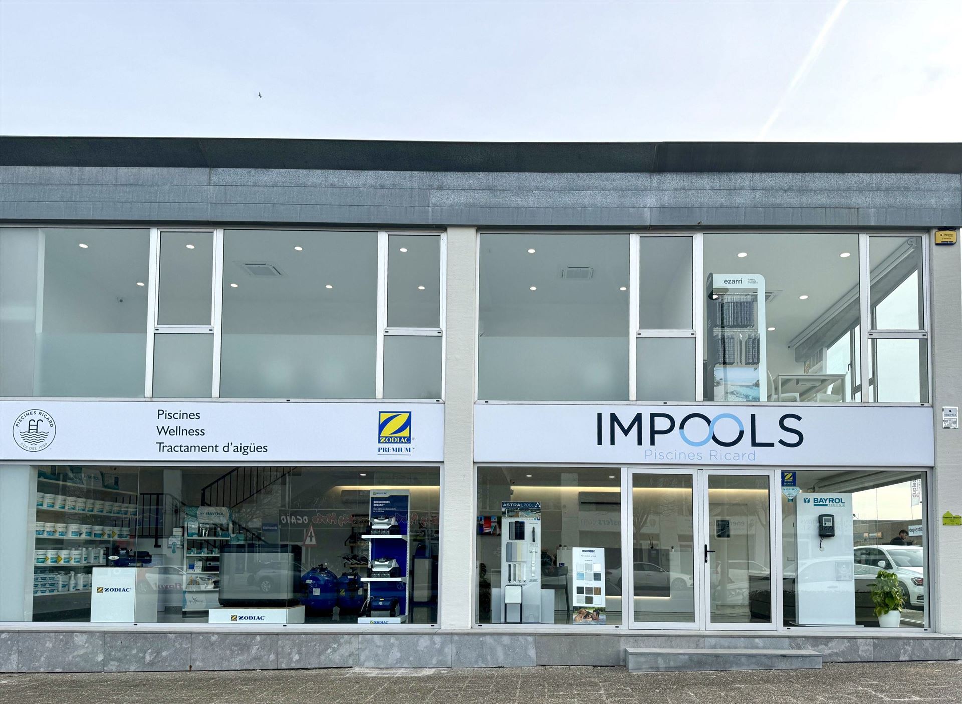 Fachada de la tienda Impools en Torroella de Montgrí