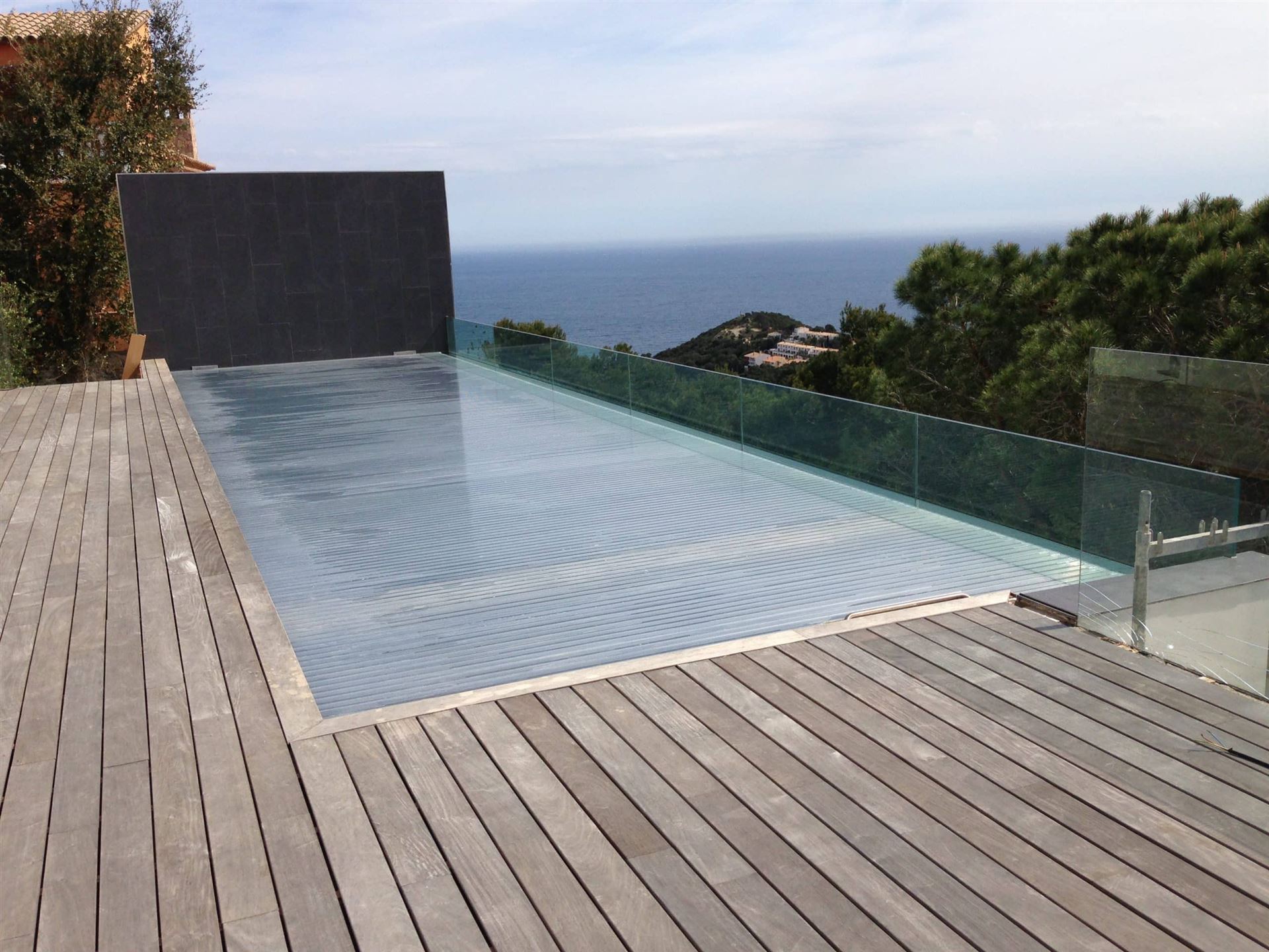 Piscina con vistas al Mediterráneo y terraza de madera