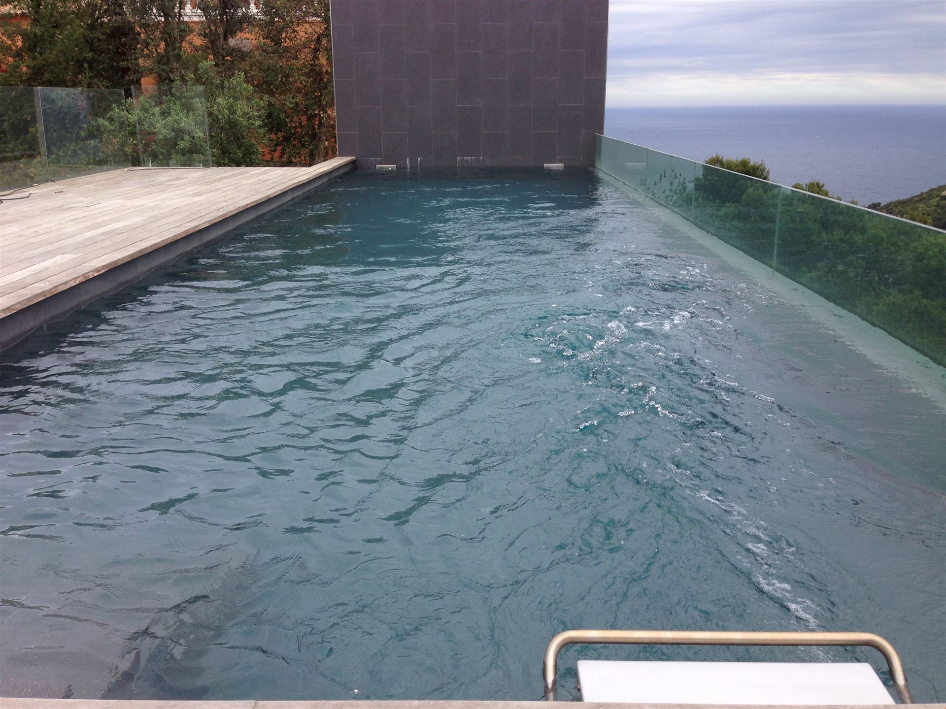 Infinity-edge pool
