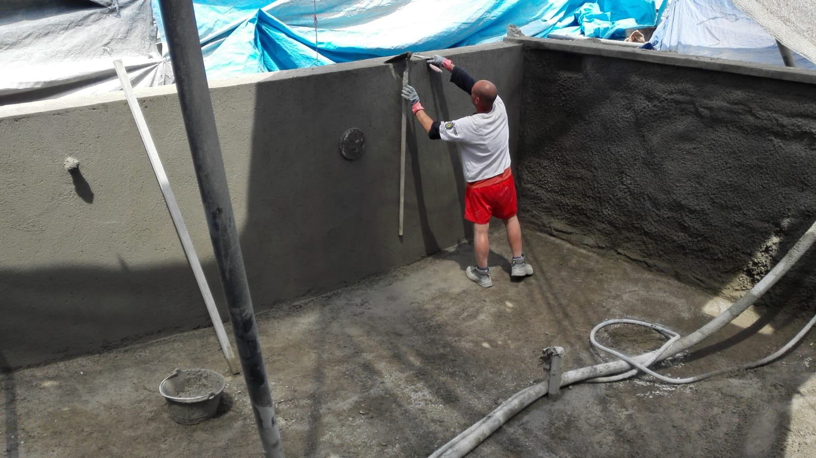 Spraying gunite