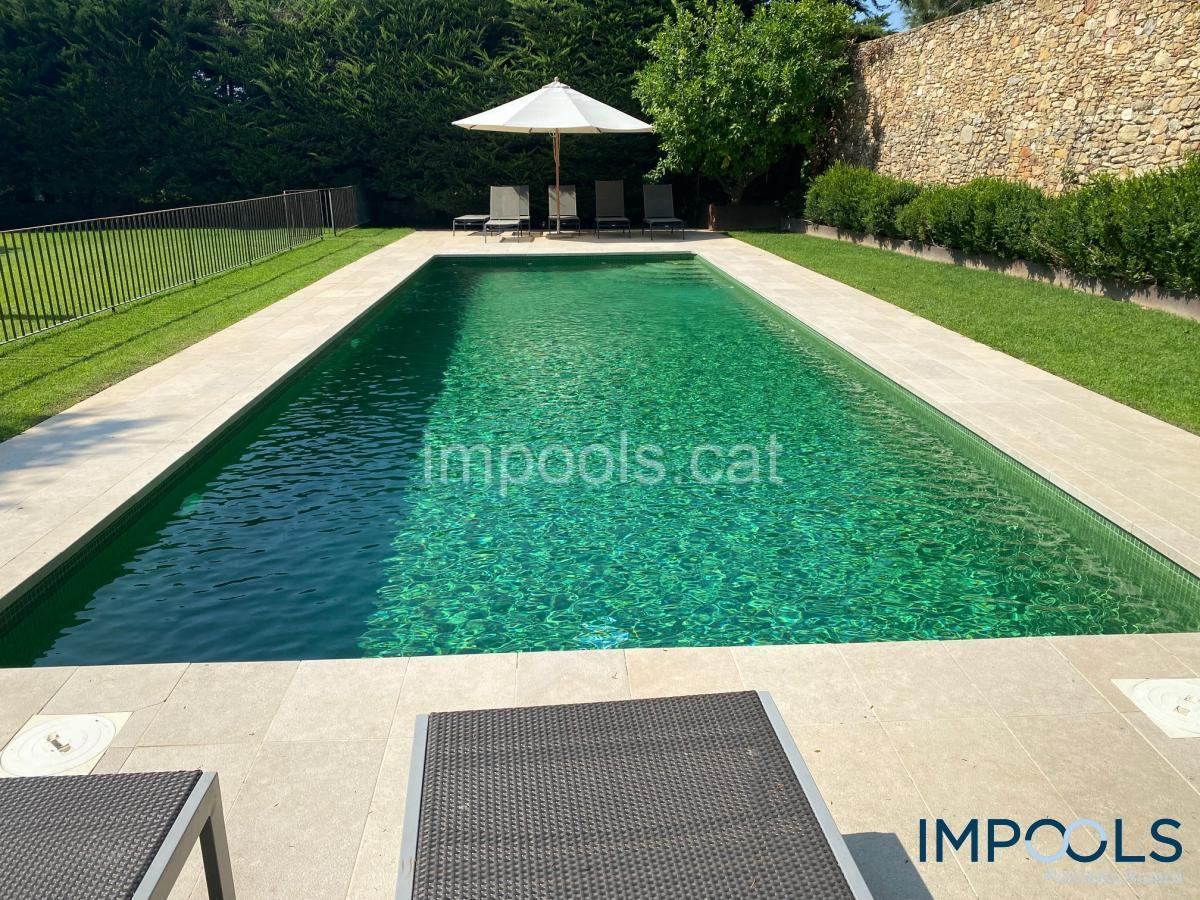 Blue pool built by Impools