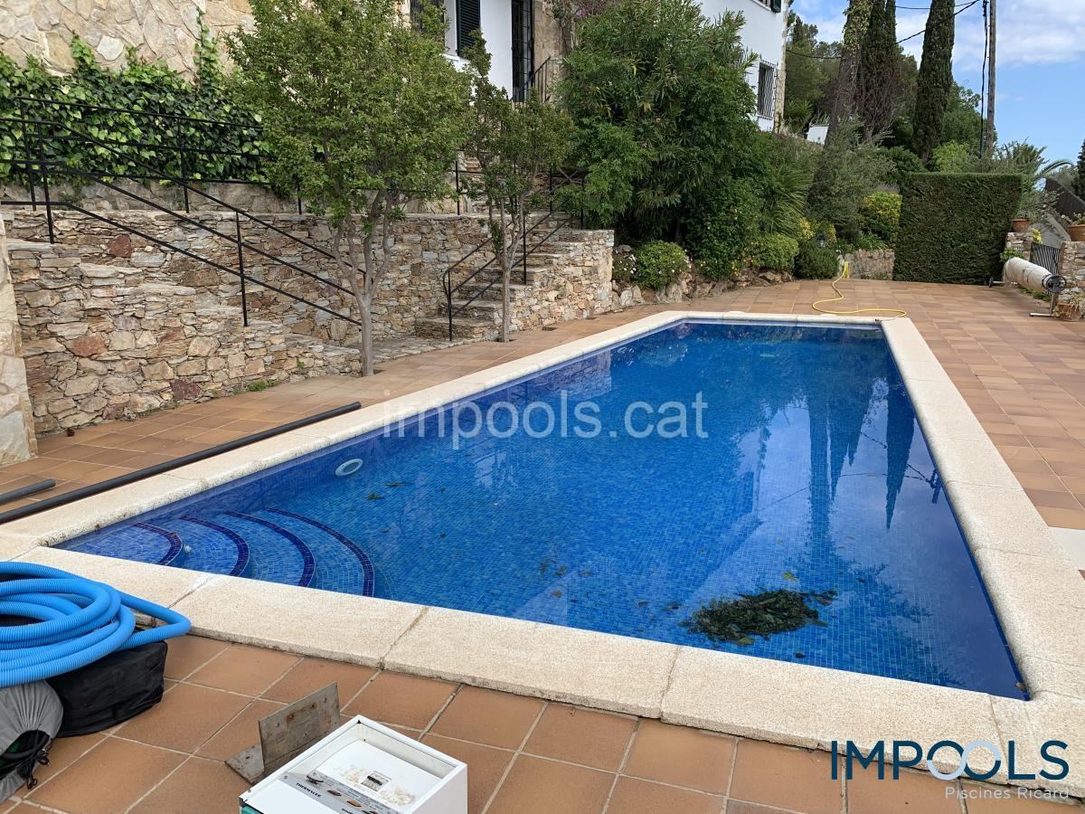 Blue pool built by Impools