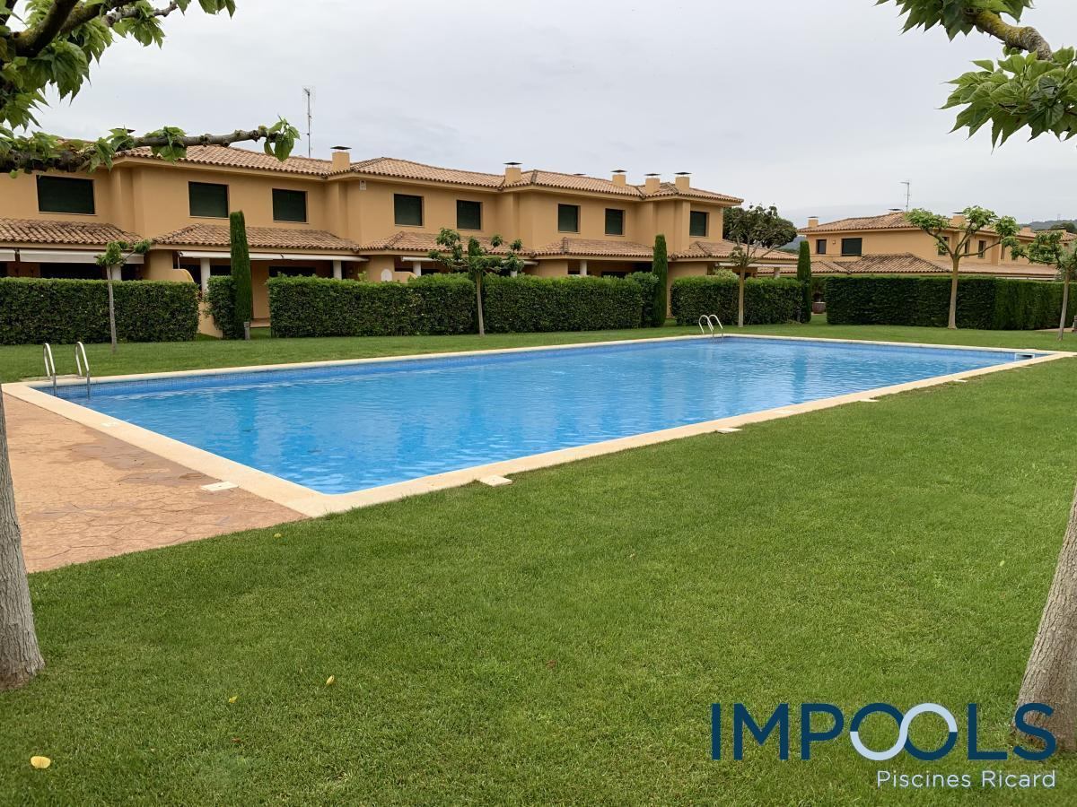 Blue pool built by Impools