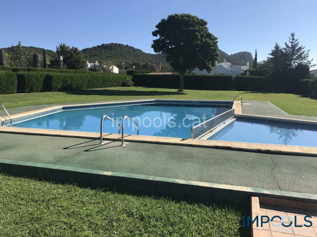 Blue pool built by Impools