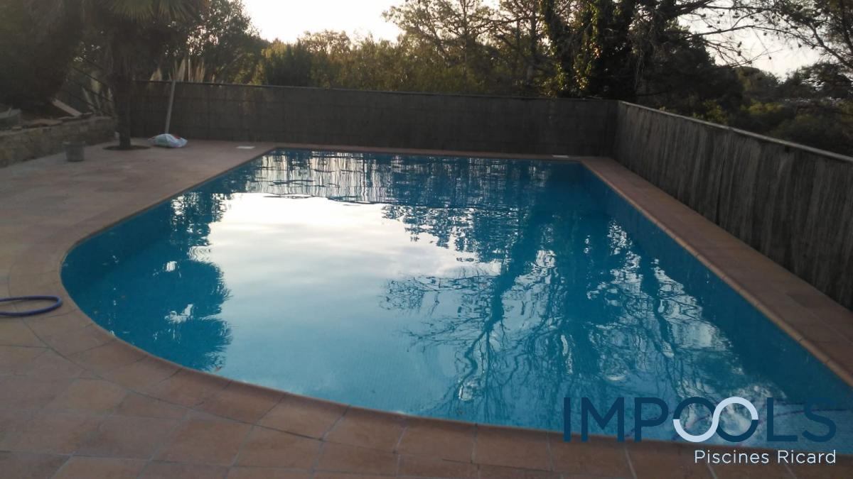 Blue pool built by Impools